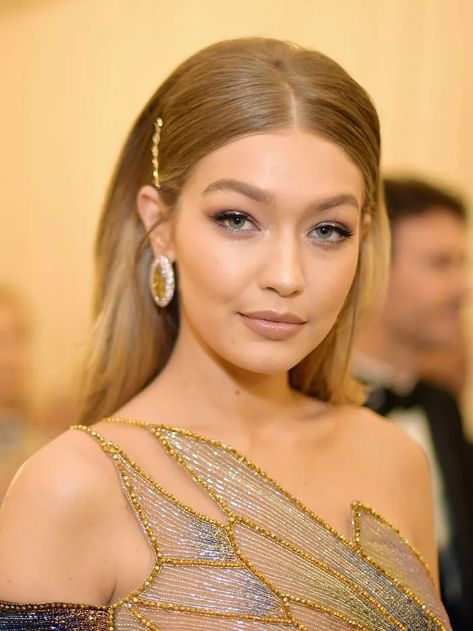 Gigi Hadid Hair, Bobby Pin Hairstyles, Met Ball, Beauty Looks, Celebrity Makeup, Metallic Hair, Anti Frizz Products, Light Brown Hair, Celebrity Hairstyles