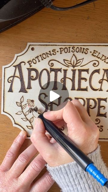 Shinycraft - Pyrography Artist on Instagram: "New apothecary sign 🥰 had to think of an alternative now I’m struggling to get decent sized oval slices! #pyrography #woodburning #pyrographyart #pyrographyartist #woodburningart #woodburningartist #apothecary #apothecarysign #woodensign #witch #witches #witchy #witchesapothecary #witchythings #witchesofinstagram #witchyvibes #greenwitch #herbalwitch #witchessociety #covenmarket #timelapse" Fall Wood Burning Ideas, Halloween Wood Burning Ideas, Halloween Pyrography, Pyrography Signs, Witchy Signs, Beginner Wood Burning Pattern, Apothecary Sign, Herbal Witch, Beginner Wood Burning