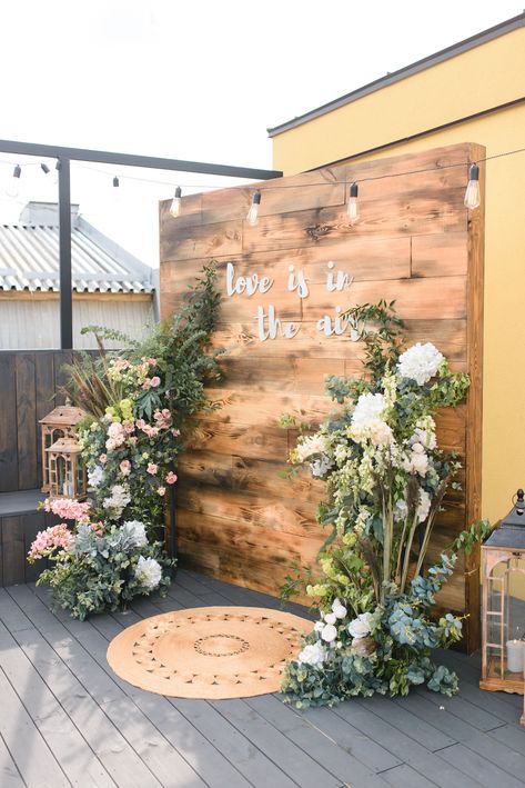 Wedding Wood Backdrop Ideas, Wood Background For Wedding, Vintage Backdrop Wedding, Wedding Backdrop Rustic Receptions, Wooden Backdrops For Wedding, Wedding Photo Backdrop For Guests, Outdoor Wedding Photobooth Ideas, Backdrops For Parties Wood, Simple Easter Backdrop Ideas