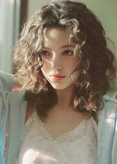 New Jeans Danielle Curly Hair, Kpop Idol Curly Hair, Newjeans Danielle Hair, Kpop Art Reference, New Jeans Danielle Hair, Kpop Idols Blue Hair, Danielle New Jeans Curly Hair, Danielle New Jeans Hair, Curly Hair Asian Girl