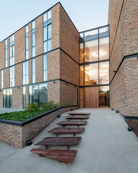 Bricks Building Architecture, Commercial Brick Building, Modern Brick Architecture, Brick Architecture Modern, Brick And Glass Facade, Brick Building Facade, Brick Building Architecture, Brick Office Building, Modern Apartment Architecture