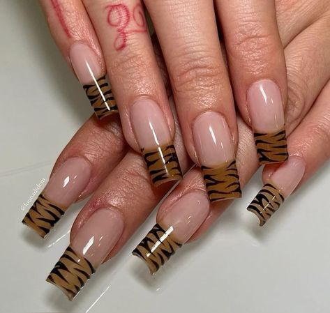 Tiger Stripe Nails, Tiger Nail Art, 90s Nails, Tiger Nails, Zebra Print Nails, Zebra Nails, Pretty Nail Art Designs, Animal Print Nails, Striped Nails