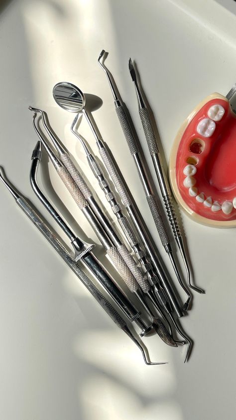 Dental Surgeon Aesthetic, Dentist Aesthetic Wallpaper, Female Dentist Aesthetic, Dentist Pictures, Dental Student Aesthetic, Dentist Aesthetic, Dentistry Aesthetic, Dental Nursing, Dentist Office Design Interiors