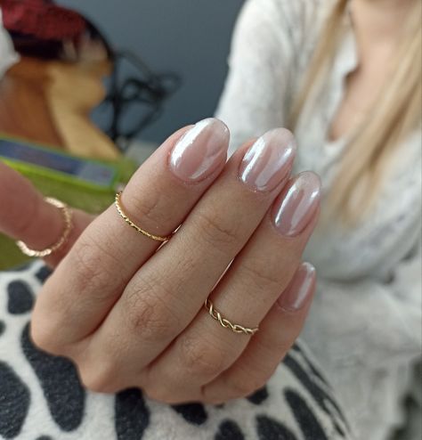 Hayley Bieber Wedding Nails, Hayley Bieber Nails Short, Clear Pearl Nails, Chrome Nails Clear, Chrome Clear Nails, Uñas Hayley Bieber, Nails Acrylic Vacation, Simple Nye Nails, Bailey Bieber Nails