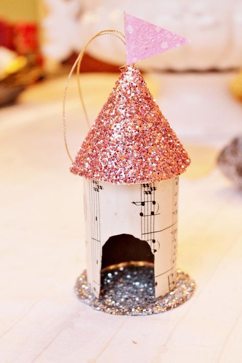 These toilet paper roll crafts for adults are shaped like little birdhouses and embellished with plenty of glitter. Birdhouse Ornaments, Style Toilet, Rainbow Wall Decor, Toilet Paper Tube, Christmas Wreaths Diy Easy, Toilet Paper Rolls, Crafts For Adults, Toilet Paper Roll Crafts, Paper Roll Crafts