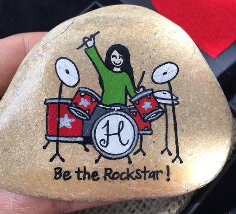 Drums painted rock Music Rock Painting, Drum Painting Ideas, Painted Crafts, Happy Rock, Rings Diy, Happy Stones, Guitar Painting, Band Mom, Music Painting