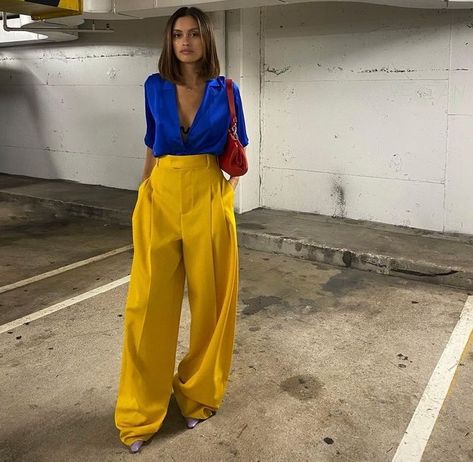 Colors that will make any outfit more precious Bright Spring Outfits, Royal Blue Fashion, Yellow Pants Outfit, Color Outfits, Color Combos Outfit, Color Blocking Outfits, Color Combinations For Clothes, Coban, Yellow Pants