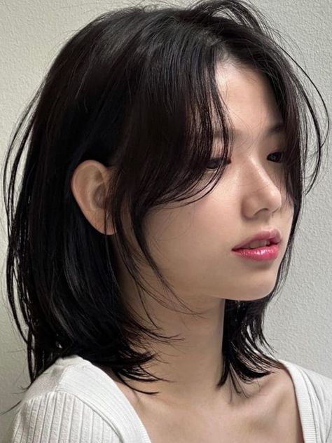 layered shoulder length haircut with face framing fringe Cool Korean Hairstyle, Korean Medium Hairstyles, Layered Short Hair Korean, Asian Short Layered Hair, Shoulder Length Hair Japanese, Trendy Korean Short Haircut, Haircut Ideas Low Maintenance, Cute Hair Cuts Shoulder Length, Short Layers Women Haircut