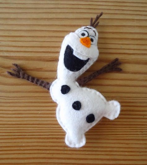 Dinki Dots Craft: Felt Olaf Disney Felt Ornaments Patterns, Diy Frozen Christmas Ornaments, Mickey Mouse Felt Ornaments Diy, Disney Felt Ornaments, Olaf Craft, Disney Felt Ornaments Frozen, Olaf Ornament, Frozen Crafts, Disney Christmas Decorations