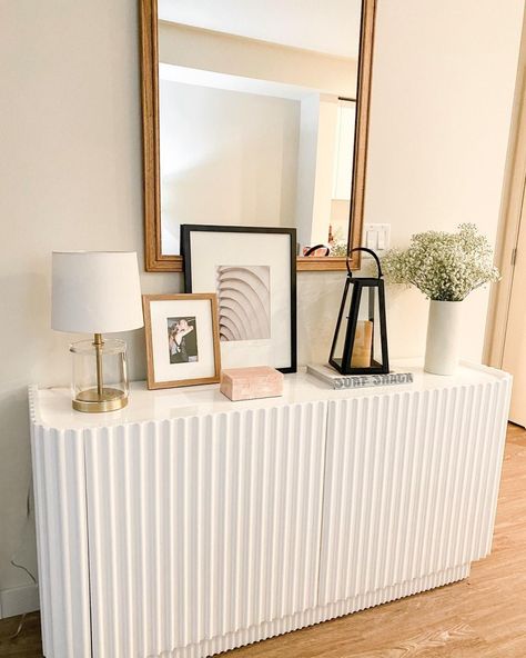 Bungalow Living Room, White Credenza, White Oak Wood, Tv In Bedroom, Entryway Ideas, High Gloss White, Living Room Inspo, Small Living, Apartment Living