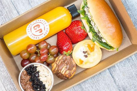 Breakfast Ideas Presentation, Catering Box Lunch, Boxed Breakfast Catering, Individual Picnic Box Ideas, Boxed Breakfast Ideas, Lunch Box Catering Ideas, Breakfast Boxes Ideas, Breakfast In A Box Ideas, Sandwich Box Ideas