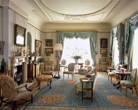 Clarence House - A small tour of the home of Prince Charles English Interior, English Decor, Morning Room, Clarence House, Royal Residence, Stately Home, A Living Room, Prince Charles, Sitting Room