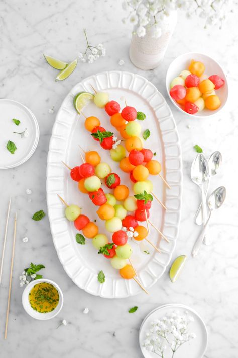 Embracing the summertime heat with these colorful and fun Melon Skewers with Honey Lime Mint Drizzle! It's the no-bake, super simple, and... Melon Skewers, Coffee Break Snacks, Healthy Summer Snacks, Bakers Table, Skewer Appetizers, Fruit Skewers, Best Sweets, Summer Appetizer, Strawberry Yogurt