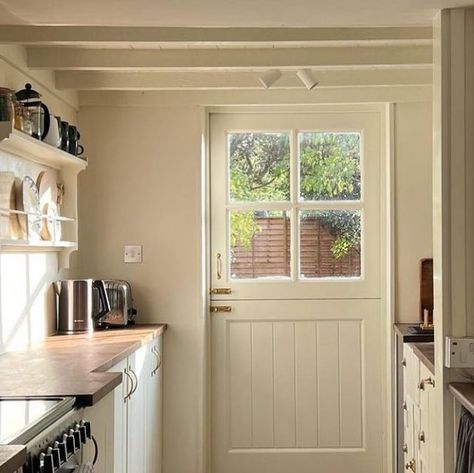 Cottage Doors Interior, Cottagecore Homes, Cottage Hallway, Cottage Style Interiors, Simple Cottage, Country Cottage Kitchen, Cottage Decor Living Room, Cottage Door, Stable Door