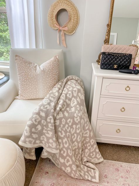 What is all the hype about the Barefoot Dreams Blanket? Answering your most asked questions in this honest Barefoot Dreams Blanket Review! #barefootdreamsblanket #productreview Cheetah Blanket, Bedroom Throw Blanket, Barefoot Dreams Blanket, Apartment Decorating On A Budget, Bedroom Cozy, White Couches, Nordstrom Sale, Microfiber Blanket, Pastel Room