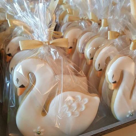 Adorable swan cookies! Swan Cookies, Lake Birthday, Swan Baby Shower, Lake Party, Ballet Birthday, Ballerina Birthday, Baby Shower Princess, Animal Cookies, Wedding Cookies