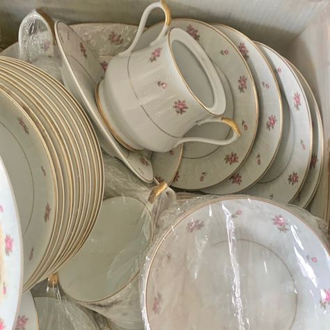 Tableware Aesthetic, Aesthetic Tableware, Coquette Kitchen Aesthetic, Porcelain Aesthetic, Coquette Utensils, Coquette Ceramic Ideas, Coquette Dishes, Coquette Antiques, Coquette Ceramic