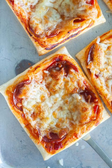 Puff Pastry Recipes Dinner, Easy Pizza Crust, Weeknight Dinner Ideas, Puff Pastry Pizza, Pastry Pizza, Pizza Easy, Pizza Pastry, Best Pizza Dough, Tasty Lunch