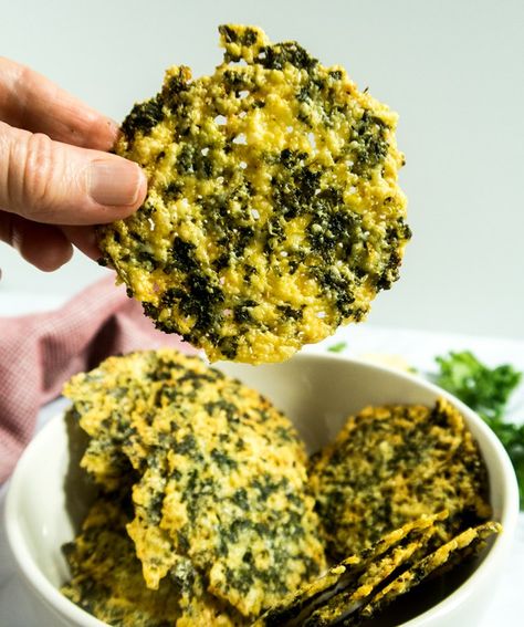 Kale Dishes, Kale Crisps, Keto Crackers, Kale Chip Recipes, Salad Kale, Chou Kale, Parmesan Crisps, Pak Choi, Kale Recipes