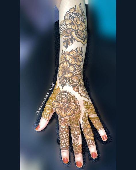 Saleha Mehndi Artist - Mehndi Artist on ShaadiSaga Hibiscus Flower Mehendi Designs, Learn Mehndi, Mehendi Bridal, Mehndi Video, Beige Lipstick, Mahendi Designs, Khafif Mehndi Design, Mehndi Designs Bridal Hands, Rose Mehndi Designs