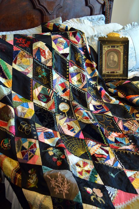 Victorian Quilts, Crazy Quilts Patterns, Crazy Quilt Stitches, Crazy Quilt Blocks, Amish Quilts, Crazy Patchwork, Crazy Quilting, Velvet Quilt, Quilt Stores