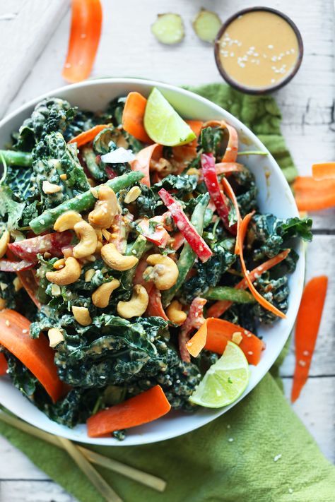 AMAZING GINGERY Thai Kale Salad with TONS of veggies and a Cashew Dressing! Thai Broccoli, Broccoli Cashew, Cashew Salad, Cashew Dressing, Kale Recipe, Salad Kale, Resep Salad, Diner Recept, Minimalist Baker