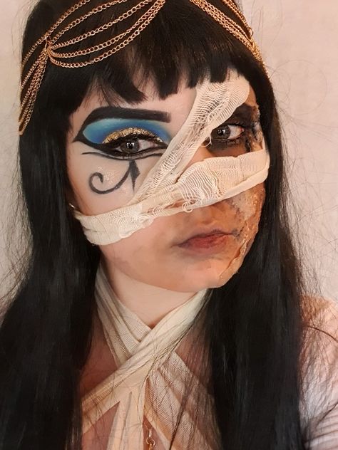 Mental Patient Halloween Costume, Egyptian Mummy Makeup, Mummy Cleopatra, Mummy Halloween Makeup, Diy Mummy Costume, Rhinestones Makeup, Mummy Makeup, Cleopatra Makeup, Mummy Halloween Costume