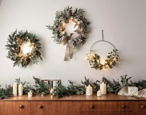 Christmas Wreath Decor, Christmas Wreath Craft, Diy Christmas Lights, Feuille Eucalyptus, Foliage Wreath, Christmas Decor Inspiration, Pinecone Wreath, Ultimate Christmas, Wreath Decoration