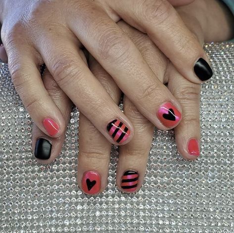 Yungblud inspired nails Short Nail Design Halloween, Very Short Halloween Nails, Yungblud Inspired Nails, Short Scene Nails, Scene Emo Nails, Yungblud Outfit Ideas, Yungblud Inspired Outfits, Yungblud Inspired Tattoos, Yungblud Makeup Inspired