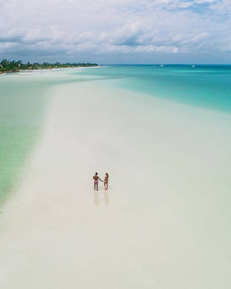 Mexico sorprendente 🇲🇽❤ on Instagram: “Holbox, una pequeña y paradisiaca isla que promete tranquilidad, romance y una vibra bohemia sin igual; localizada en el estado de Quintana…” Mayan Riviera Mexico, Holbox Island, Mexico Travel Guides, Mayan Riviera, Visit Mexico, Vacation Villas, Countries To Visit, México City, Slow Travel