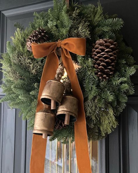 Grandpa Chic Christmas, Copper Christmas Decor, Natal Natural, Grandpa Chic, Brass Christmas, Copper Christmas, Neutral Christmas Decor, Christmas Decor Inspiration, Christmas Front Doors