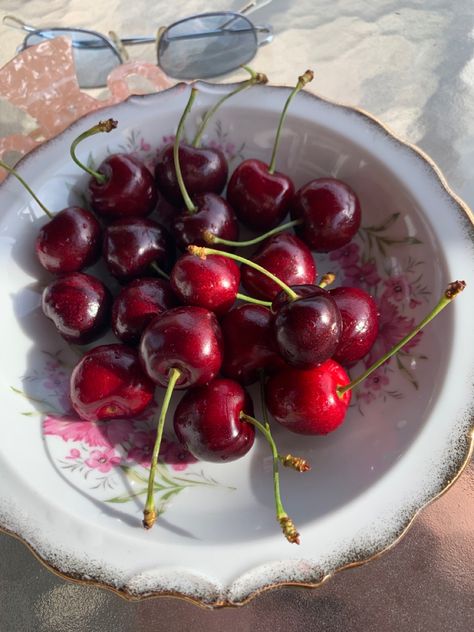 Dark sweet cherries in a bowl in the late afternoon sun Cherry Pics, Cherry Season, Sour Cherry, Healthy Food Motivation, Healthy Clean Eating, Fruit Plants, Summer Fruit, Strawberry Shortcake, Aesthetic Food