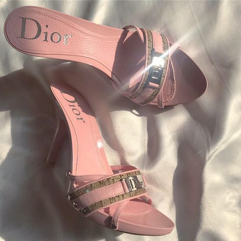 Pink Mules, Pretty Heels, Mode Shoes, Monogram Baby, Dr Shoes, Mule Heels, Vintage Sandals, Dior Logo, Vintage Heels