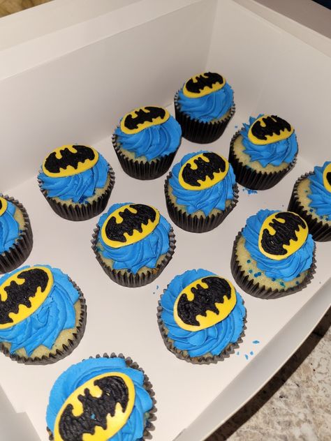 Batman Cupcakes Ideas, Batman Themed Birthday Party, Batman Cupcakes, Preschool Charts, Cupcakes For Men, Marvel Cake, Batman Theme, Batman Cake, Blue Cupcakes