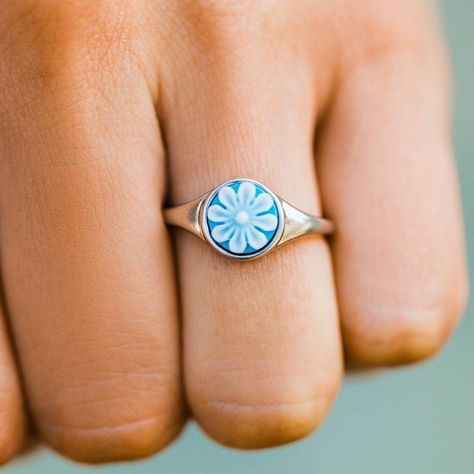 We're getting all the Pura Vida vibes from our new Cameo Ring! This island oasis of a ring comes with a light blue cameo flower and a silver finish that pairs perfectly with our Cameo Bracelets in any color! - Brass base with rhodium plating- Cameo flower dimensions: 9mm diameter- "pura vida" stamped on inside front of ring Pura Vida Rings, Knockaround Sunglasses, Howlite Rings, Cameo Bracelet, Ring Exchange, Rainbow Rings, Pura Vida Bracelets, Sun With Sunglasses, Cameo Ring