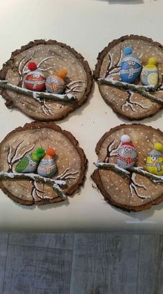 Christmas Pebble Art, Wood Slice Crafts, Wooden Slices, Painted Rocks Diy, Christmas Wood Crafts, Stone Crafts, Christmas Ornament Crafts, Rock Crafts, Painted Stones