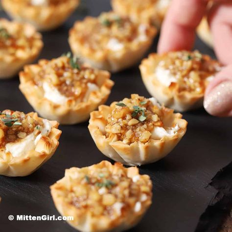 Phyllo Cup Appetizers, Cup Appetizers, Baked Brie Bites, Comfort Food Appetizers, Brie Recipes Appetizers, Impressive Appetizers, New Year's Eve Appetizers, Delicious Family Dinners, Phyllo Cups