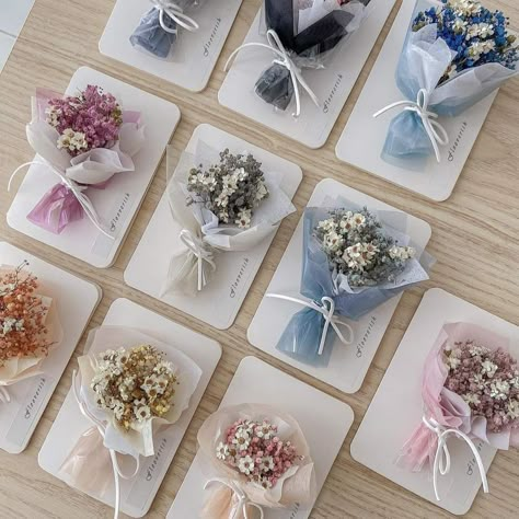 Small Paper Bouquet, Mini Candy Bouquet, 8 March Gift Ideas, Flower Bakery, Mini Ramos, Flower Bouquet Card, Mini Flower Bouquet, Diy Gifts To Sell, Bouquet Card