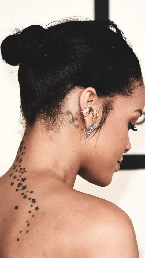 Rihanna Neck Tattoo, Rihanna Star Tattoo, Star Tattoos Behind Ear, Celebrity Tattoos Women, Chest Neck Tattoo, Rihanna Tattoo, Twisted Bun, Pisces Tattoo, 2000s Trashy