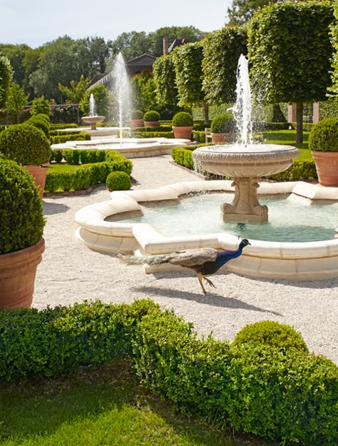 Molyneux Chateau Garden French Garden Design, Veranda Magazine, Boxwood Garden, Round Pool, French Style Homes, Formal Garden, Fountains Outdoor, Formal Gardens, French Garden