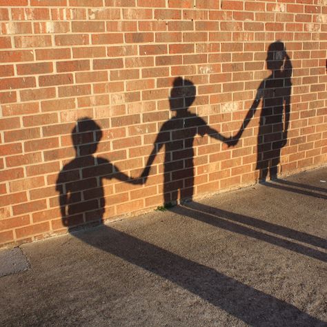 silhouettes/shadows of the kids! Sibling Pictures, Family Pic Ideas, Sibling Photography, Sibling Photos, A Brick Wall, Alfred Stieglitz, Shadow Photography, Family Picture Ideas, Family Poses