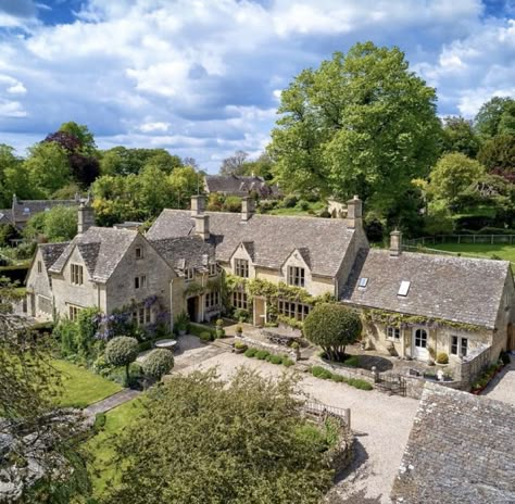 Countryside House Farmhouse, English Farmhouse Exterior, English Countryside Home, Cottage Lake, Countryside House, Stone Cottage, English House, English Country House, Sims House