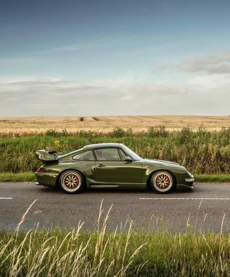 Porsche 993 Wallpaper, Miata Mods, Old Porsche, Porsche 993 Turbo, Porsche Aesthetic, Green Cars, Aesthetic Cars, Carros Vintage, Porsche Classic