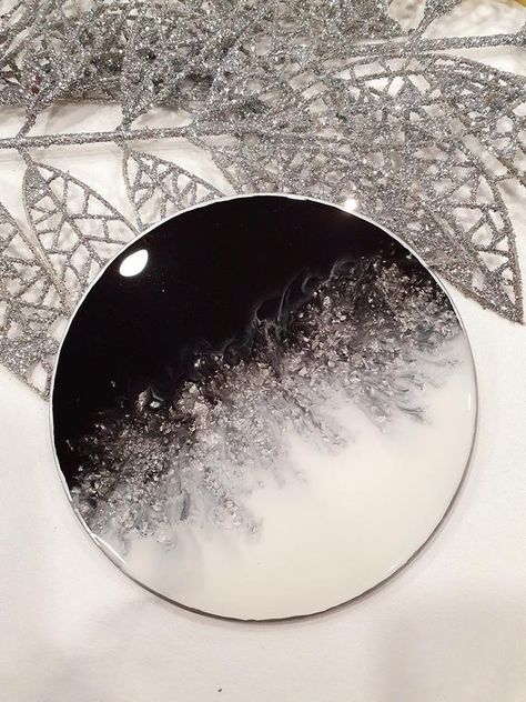 Silver Resin Tray, White Resin Tray, Epoxy Coasters, Epoxy Ideas, Christmas Wedding Gifts, Unique Coasters, Resin Tray, Art Corner, Decorative Tiles