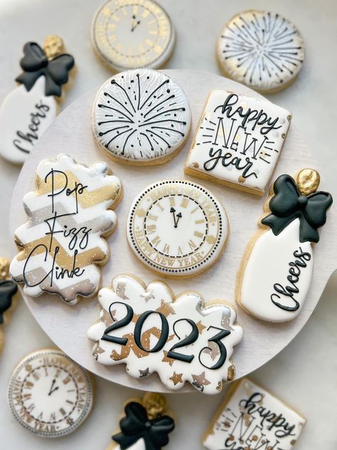 New Years Eve Dessert, New Year's Cupcakes, New Year Friends, Cookie Recipes Decorating, Happy New Year Friends, New Years Cookies, Royal Iced Cookies, Decorated Cookies Tutorial, Sugar Cookie Royal Icing