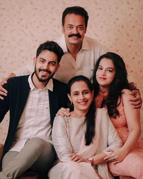 Family Photoshoot Ideas Indian, Family Of 4 Photo Pose Ideas, Indian Family Portrait Photography, Family Of 4 Portrait Poses, Family Potrait Photoshoot Indoor, Photoshoot Ideas For Family Of 4, Sindoor Daan Photography, Family Photography Indian, Family Group Photoshoot Ideas