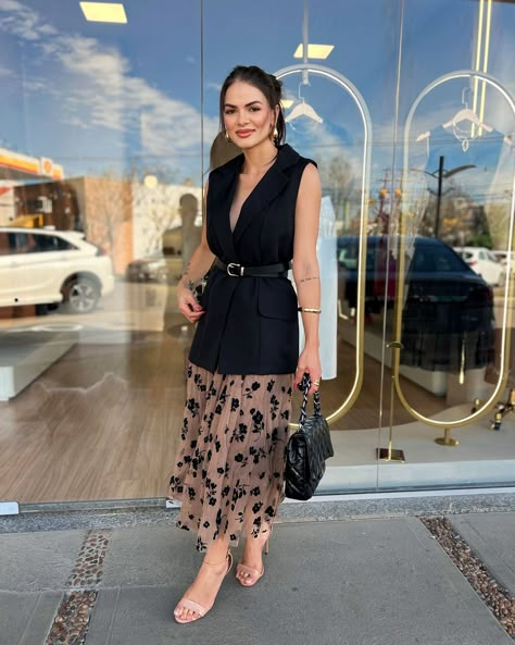 Uma sequência de Looks Estilosos e Elegantes! 🤎🤩 Bee Fashion, Modest Outfit Ideas, Casual Chique, Black Maxi Skirt, August 15, Looks Chic, Basic Outfits, Tutu Skirt, Japan Fashion