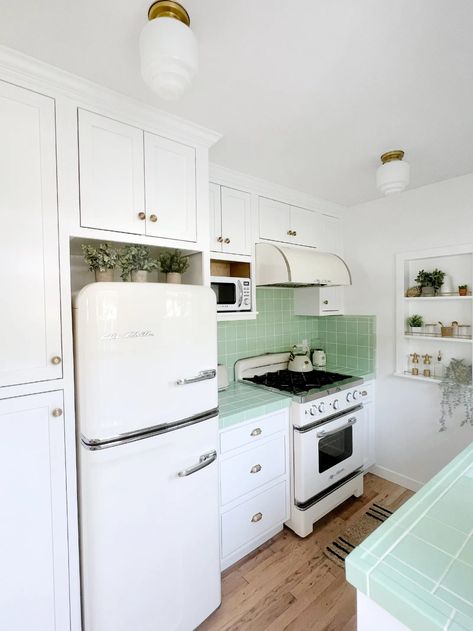 1950’s Kitchen, Big Chill Appliances, Clean Kitchen Design, Kitschy Kitchen Decor, Green Appliances, Retro Kitchen Appliances, Funky Kitchen, 1950s Kitchen, Retro Appliances