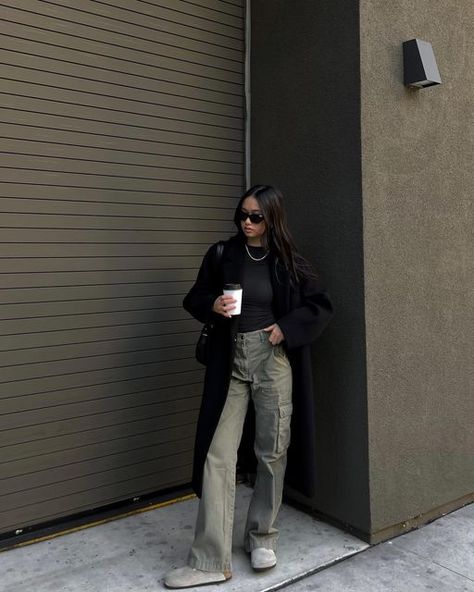 Cargo Pants Autumn Outfit, Brown Cargo Pants Outfit Fall, Black Cargo Pants Winter Outfit, Business Casual Cargo Pants Outfit, Cargo Pants Work Outfit Women, Fall Outfits Cargo Pants, Cargo Pants And Loafers, Black Cargo Pants Outfit Fall, Cargo Pants Outfit Autumn