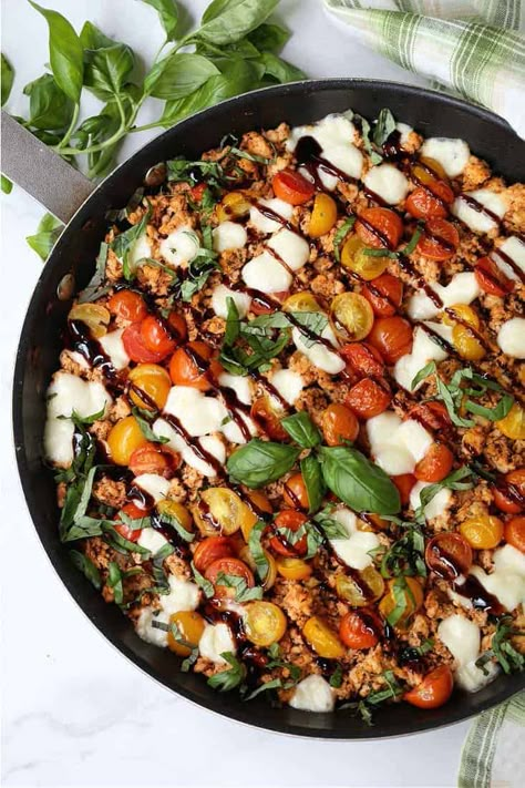 Ground Chicken Caprese only takes 15 minutes from start to finish! That\'s a winner chicken dinner in our book! Ground Chicken Recipe, Chicken Caprese Recipe, Chicken Caprese, Caprese Recipes, Sesame Chicken Recipe, Ground Chicken Recipes, Healthy Family Dinners, Caprese Chicken, Ground Chicken